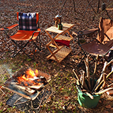 冬の森で焚き火